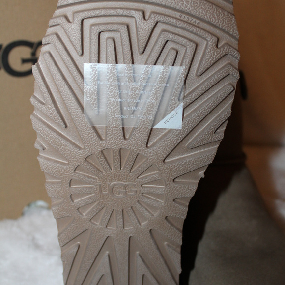 UGG BAILEY BUTTON SHORT WATER RESISTANT BOOTS - Picture 4 of 8